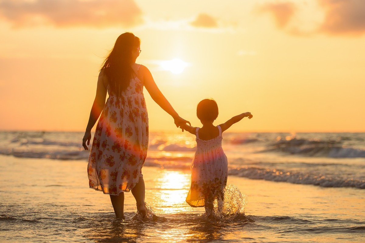 40 Rekomendasi Kado Yang Bisa Dijadikan Hadiah Untuk Merayakan Hari Ibu: Ada Rumah Hingga Perhiasan, Dijamin Pasti Menyentuh Hati