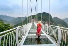 Gak Perlu Jauh-Jauh Ke China Untuk Merasakan Sensasi Glass Bridge, Indonesia Juga Punya, Info Harga Tiket Dan Jam Operasional